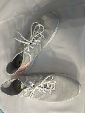 adidas Women's Light Gray and White Sneakers with Pink Accent